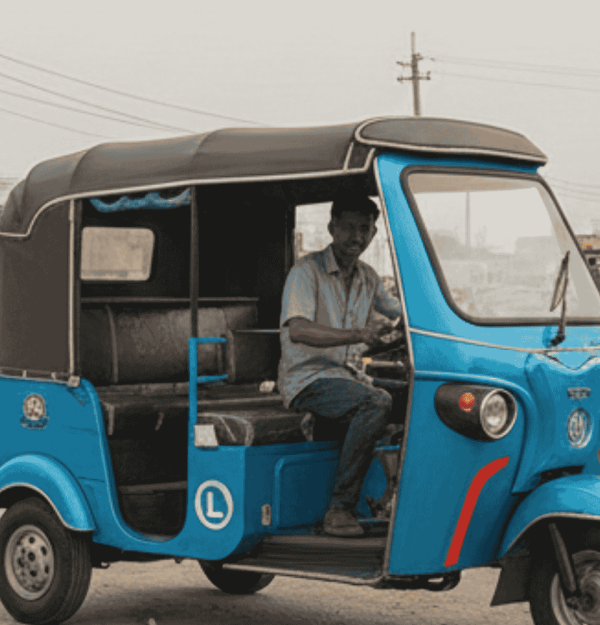 A side-by-side comparison showing the difference between a cheap, low-quality e-rickshaw with frequent breakdowns and the best e-rickshaw in Lakhimpur. The graphic highlights superior chassis strength, wiring quality, and long daily running capability for higher earnings.
